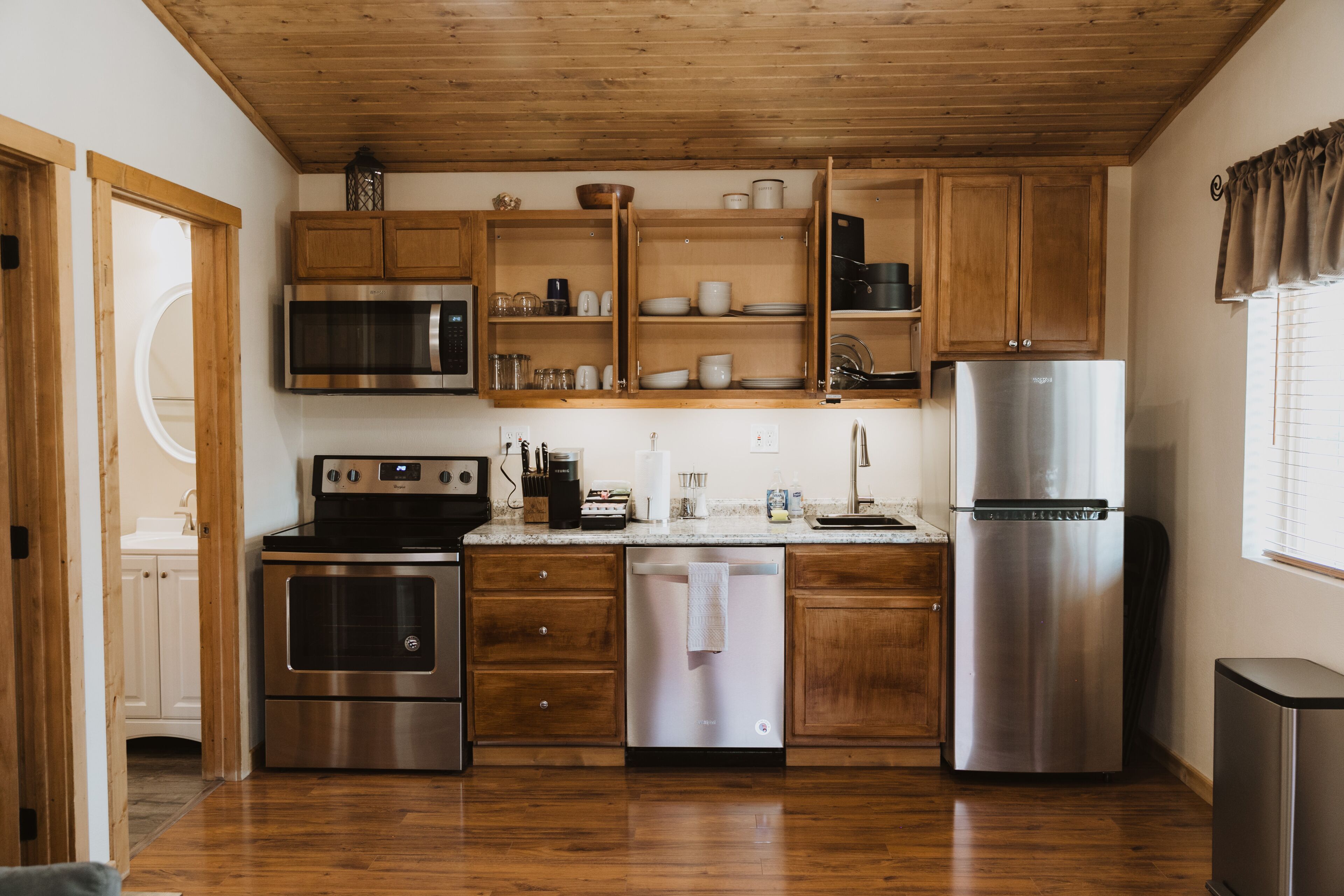 冷蔵庫、電子レンジ、オーブン、コンロ