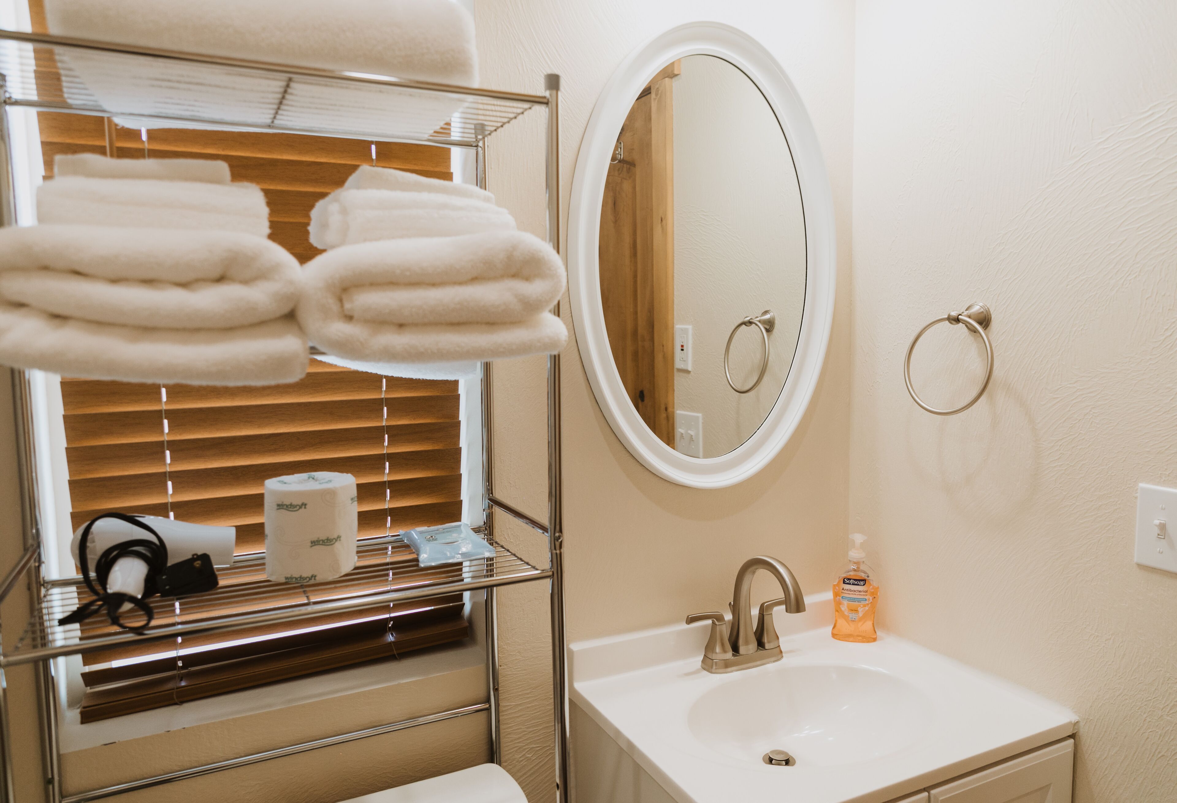 淋浴/盆浴组合、吹风机、毛巾、肥皂