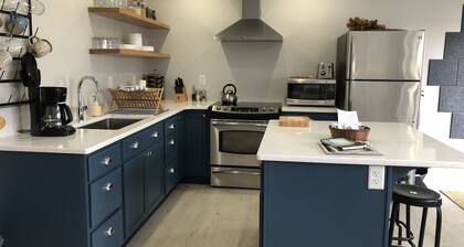Park Point Getaway - Modern - New - 1 Mile to Canal Park - Half block to Beach