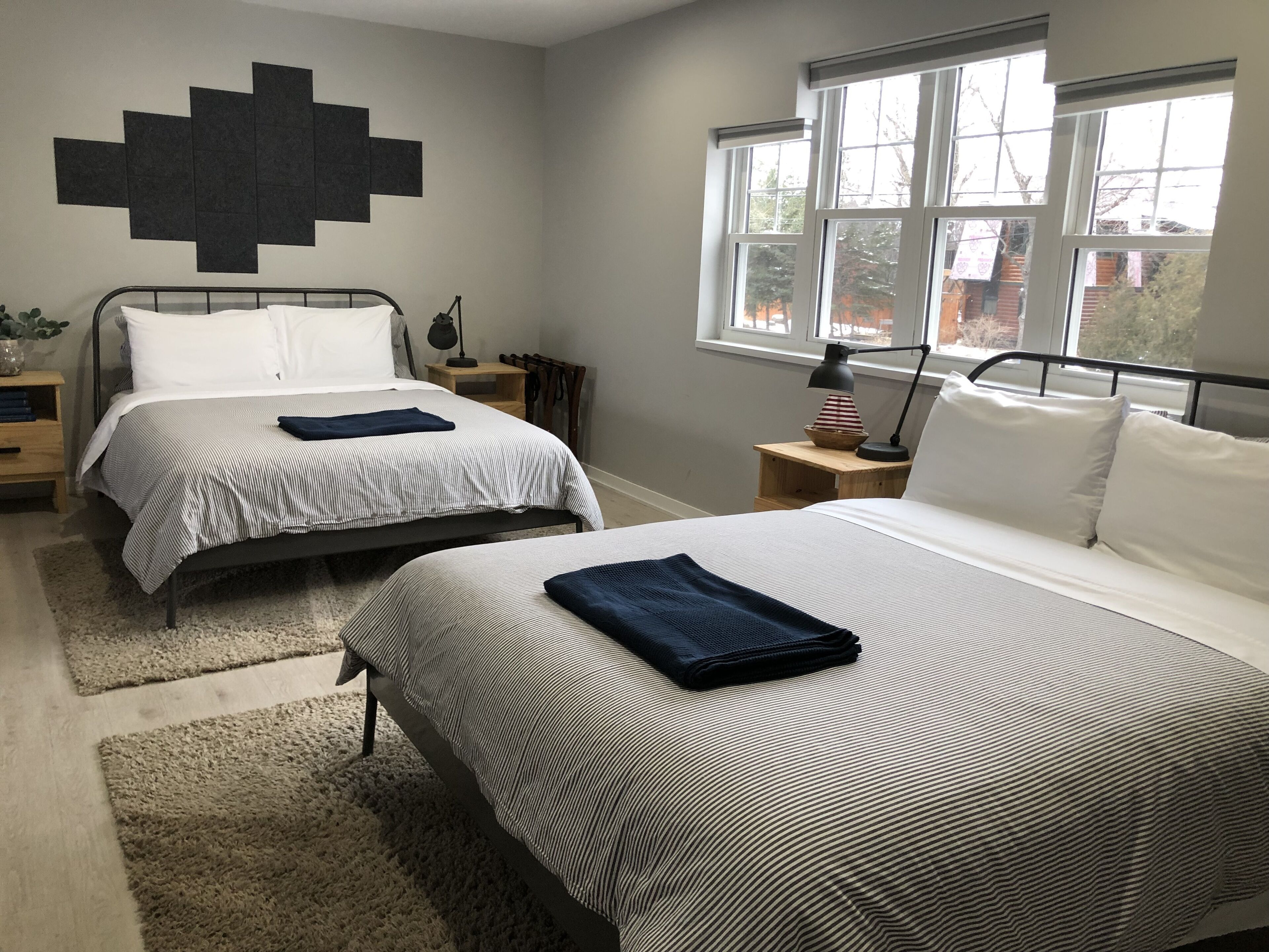 Park Point Getaway - Modern - New - 1 Mile to Canal Park - Half block to Beach 