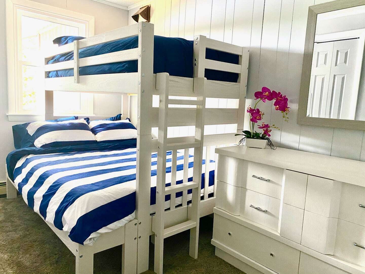 A serene lake house to escape the day-to-day!