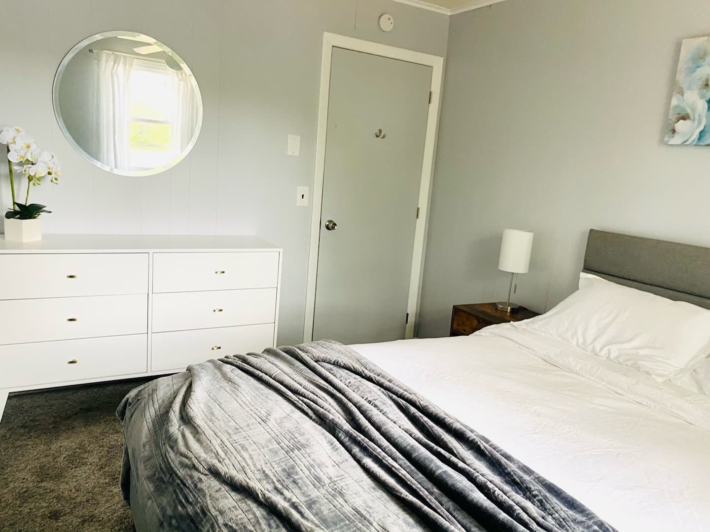 A serene lake house to escape the day-to-day!