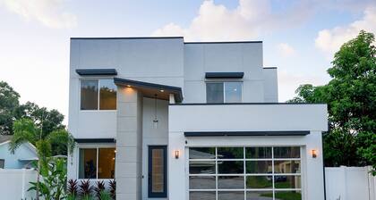 Walking Distance to Raymond James <1 mile
New Modern Home