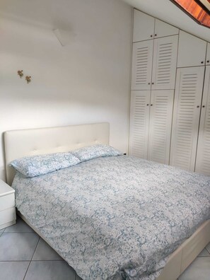 2 bedrooms, in-room safe, iron/ironing board, free WiFi