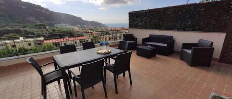 تناول الطعام بالخارج