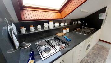 KĂŒhlschrank, Mikrowelle, Ofen, Wasserkocher mit Kaffee-/Teezubehör