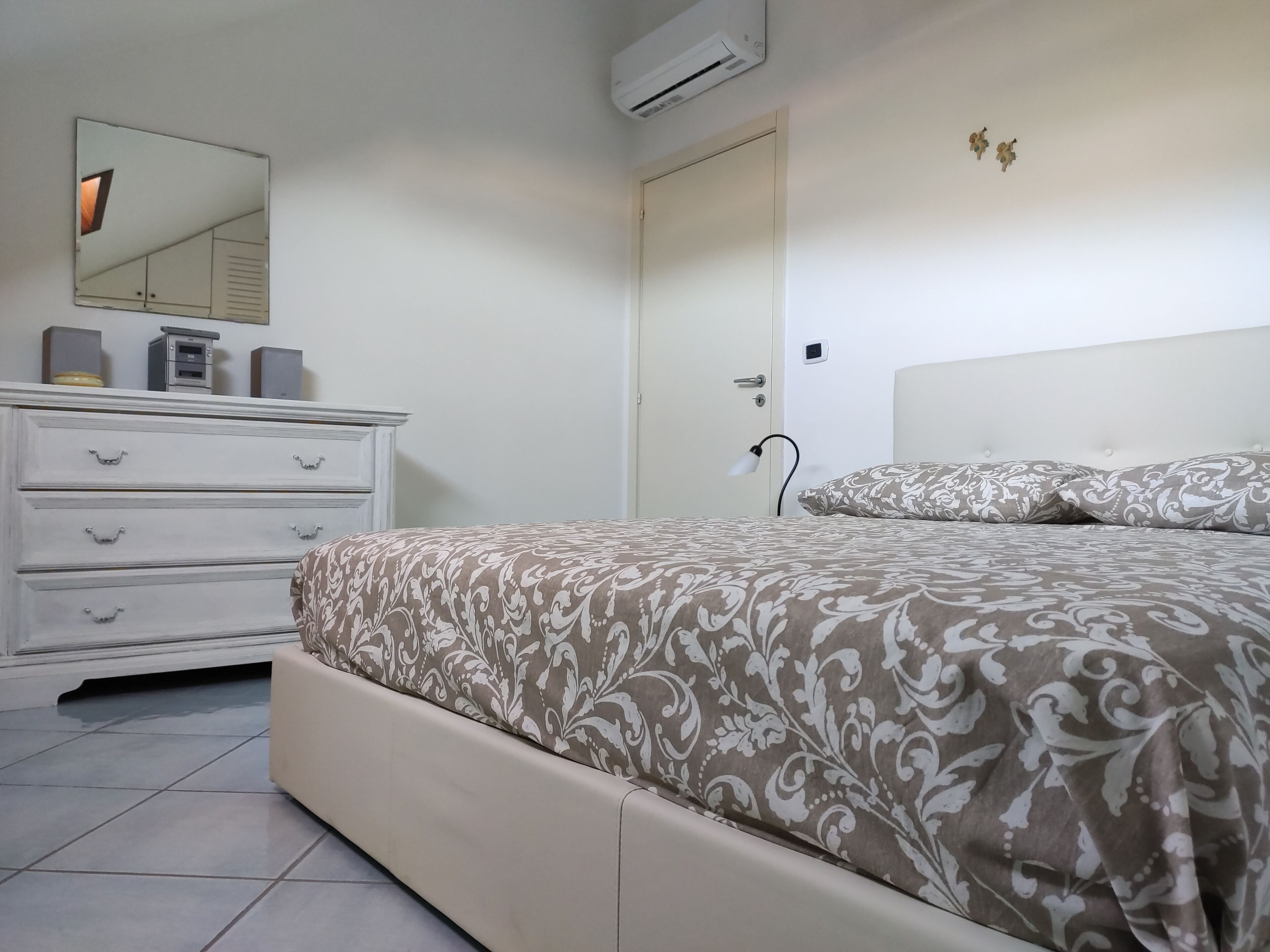 2 chambres, coffres-forts dans les chambres, fer et planche à repasser