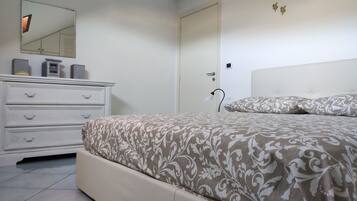 2 chambres, coffres-forts dans les chambres, fer et planche Ă repasser