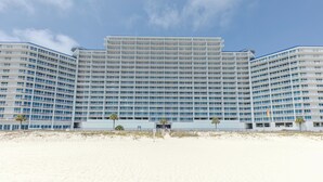 Un hotel grande, su più piani, dal design moderno, con numerosi balconi e un tetto piatto.