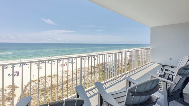 Un balcone con vista sulla spiaggia e sull'oceano.