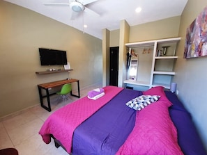 1 habitación, caja de seguridad en la habitación y escritorio