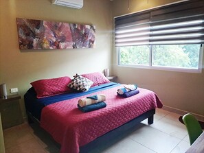 1 soverom, safe på rommet, skrivebord og strykejern/-brett