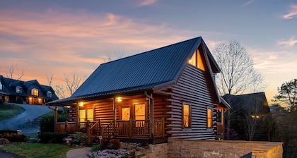 3br3ba.Summer datesleft. Steps2pool.Close2DollywoodHot Tub, Game Room,Wifi