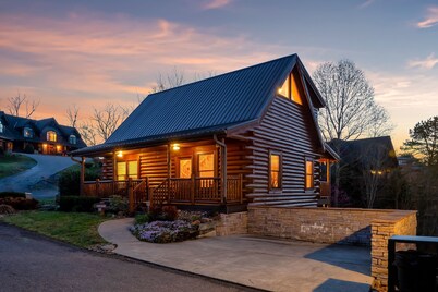 3br3ba.Summer datesleft. Steps2pool.Close2DollywoodHot Tub, Game Room,Wifi