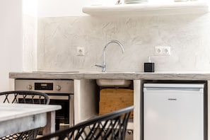 Kühlschrank, Herdplatte, Wasserkocher, Toaster