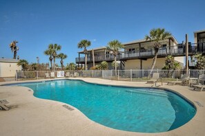 Pool - Cast-A-Waves NEW in Port A. Walk to Everything, Shared Pool, Game Room! (Port Aransas)