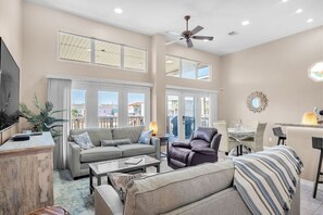 Smart TV, ping pong, books - Cast-A-Waves NEW in Port A. Walk to Everything, Shared Pool, Game Room! (Port Aransas)