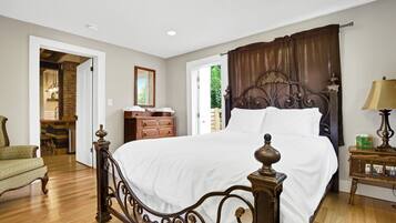 2 habitaciones, escritorio y tabla de planchar con plancha