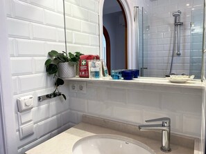 シャワー、ヘアドライヤー、タオル