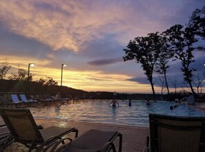 Inomhuspool och utomhuspool