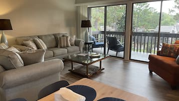 Een smart-tv, een dvd-speler en boeken