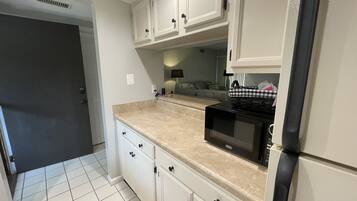 Een koelkast, een magnetron, een oven, een kookplaat