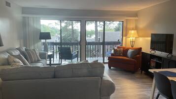 Een smart-tv, een dvd-speler en boeken