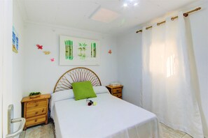 4 bedrooms, iron/ironing board, WiFi
