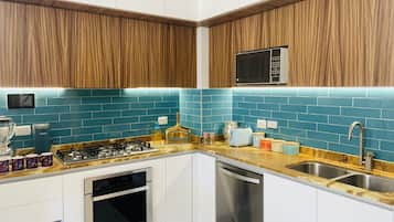 Fridge, microwave, oven, stovetop