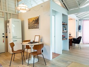Kühlschrank, Ofen, Herdplatte, Wasserkocher mit Kaffee-/Teezubehör