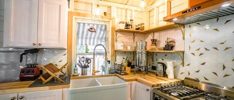 Fridge, oven, stovetop, coffee/tea maker