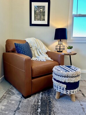 Smart TV, books - Serene country setting with views of the Black Hills. (Custer)