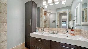 Regadera, secadora de cabello, toallas, jabón 