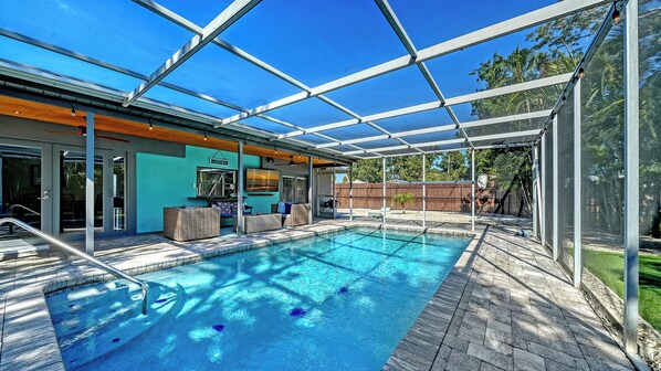 Alberca al aire libre y alberca climatizada