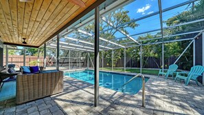 Alberca al aire libre y alberca climatizada