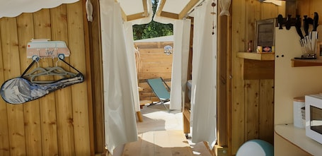 Interior. Accommodation eco lodge 2/4 pers close to the zoo and the beaches of the wild coast