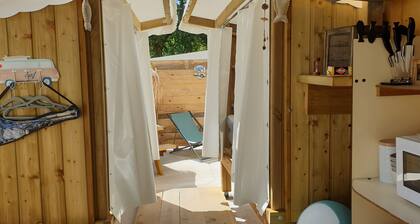 Close to the zoo; unusual wooden hut with 2 bedrooms overlooking the sky.