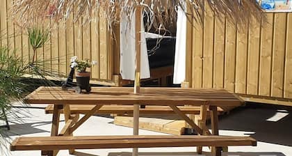 Proche du zoo; cabane insolite en bois les 2 chambres ont vue sur le ciel.