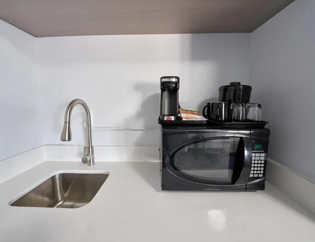 Cafetera/tetera, refrigerador, microondas