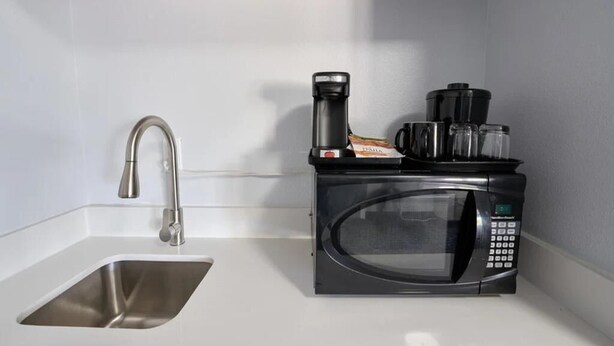 Coffee/tea maker, fridge, microwave - Standard Double Suite (Bourne)
