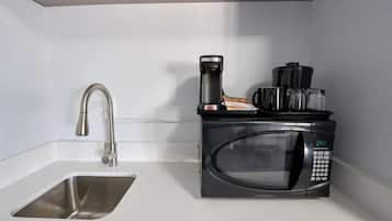 Cafetera/tetera, refrigerador, microondas