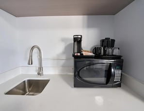 Cafetera y tetera, refrigerador y microondas