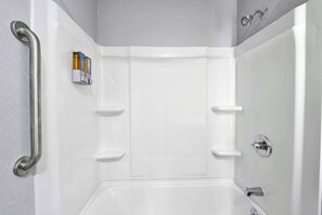 Badewanne, Haartrockner, Handtücher, Seife