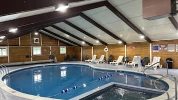 Una piscina techada, una piscina climatizada