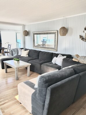 TV connectée, lecteur de DVD, livres