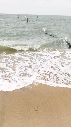 Beach nearby, sun-loungers, beach towels - Oceanfront Oasis Spacious 3-Bedroom, 2-Bath Retreat for 12  Linens Included (Old Saybrook)