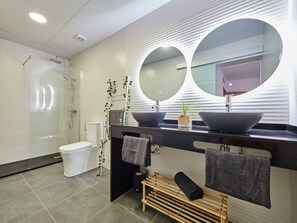 Bañera, secador de pelo, toallas