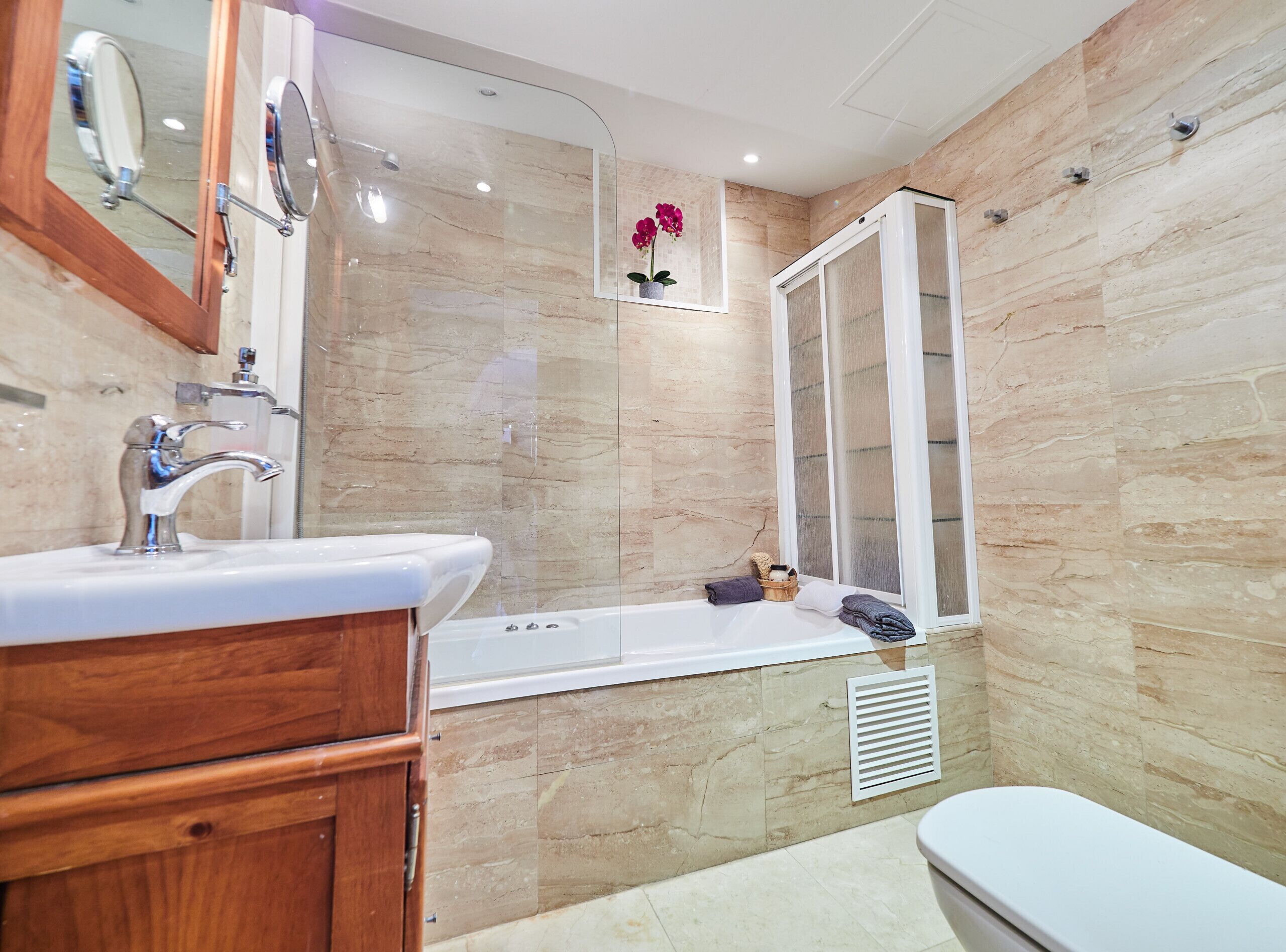 Bathtub, hair dryer, towels