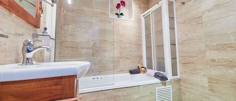 Badewanne, Haartrockner, Handtücher