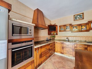 Een koelkast, een magnetron, een oven, een vaatwasser